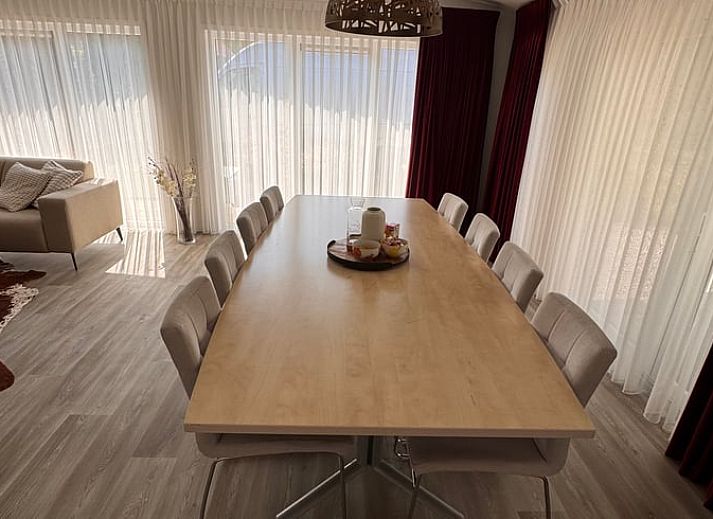 Ruhiger Garten im Ferienhaus in Weert, Mittellimburg, umgeben von Baeumen und Gruen.