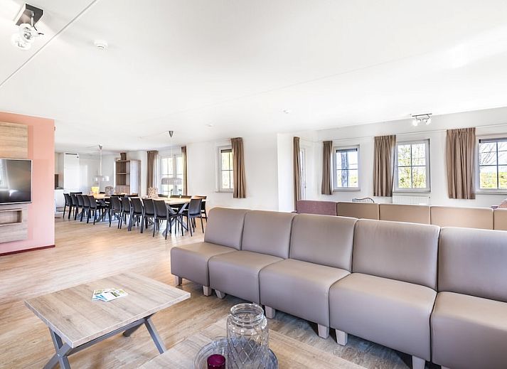 FV24 Comfort bungalow in Weert, Midden Limburg, omgeven door groene natuur en rustieke architectuur.