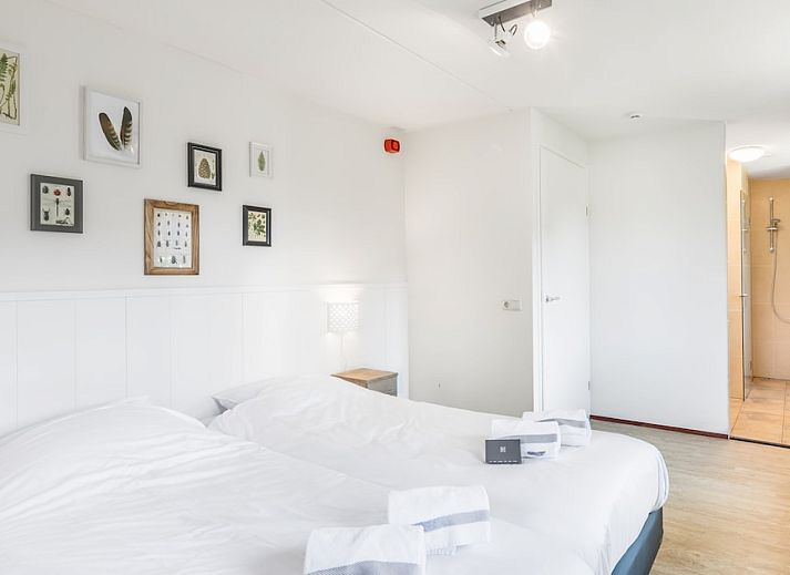 FV24 Comfort bungalow in Weert, Midden Limburg, omgeven door groene natuur en rustieke architectuur.