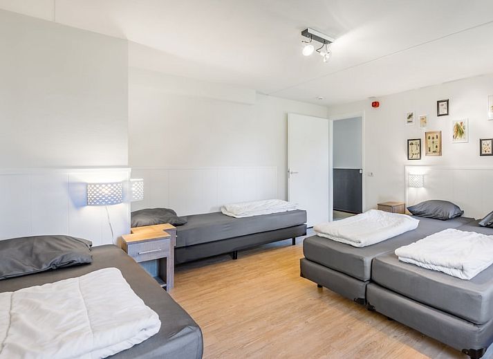 Ruime woonkamer van FV24 Comfort bungalow in Weert, Limburg, met comfortabele zitplaatsen en veel natuurlijk licht.