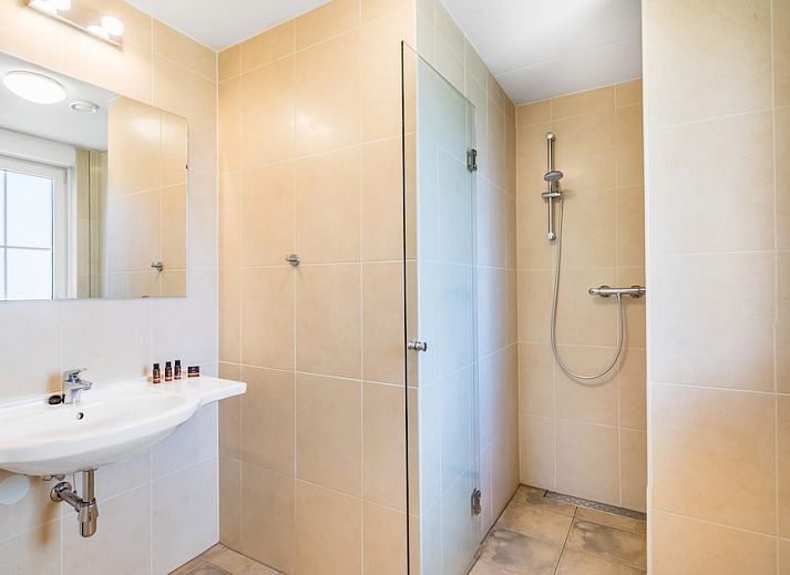 Ruime woonkamer van FV24 Comfort bungalow in Weert, Limburg, met comfortabele zitplaatsen en veel natuurlijk licht.