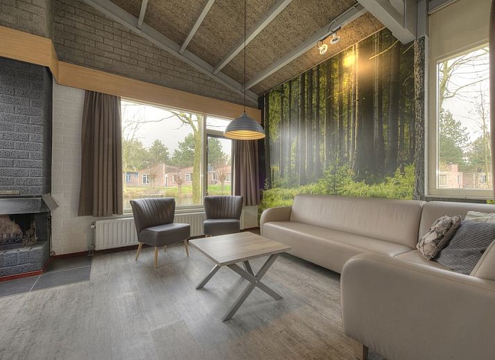 WV Comfort Bungalow in Weert, Limburg, umgeben von gruener Natur und rustikaler Architektur fuer einen erholsamen Ferienaufenthalt.