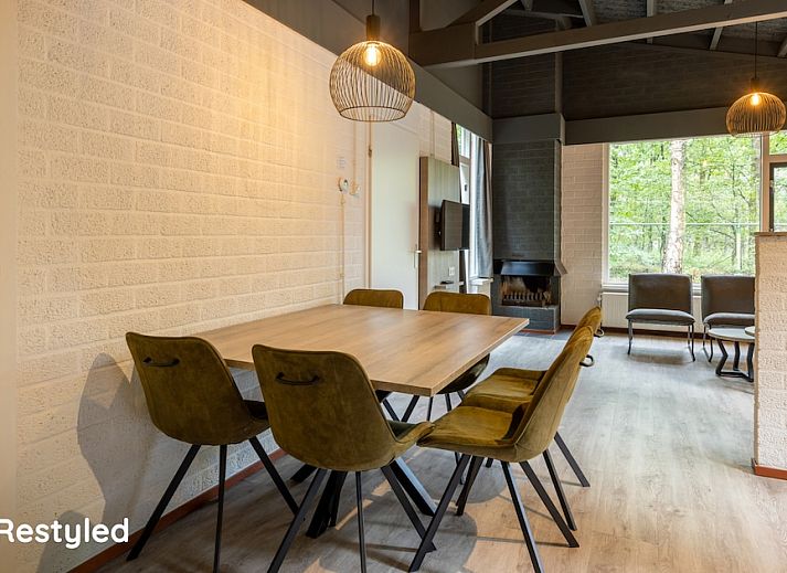 Gemuetliches Wohnzimmer im WV Comfort Bungalow, Weert, Limburg, mit moderner Einrichtung und Blick auf die gruene Umgebung.