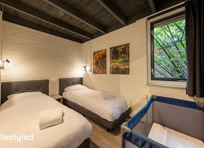 Gemuetliches Wohnzimmer des WV Comfort Bungalows in Weert, Mittellimburg, mit bequemer Sitzecke und stimmungsvoller Naturdekoration.