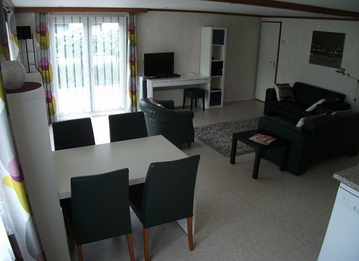 Enjoy the green garden and cozy veranda at chalet Gans d'roet in Heel, Central Limburg.