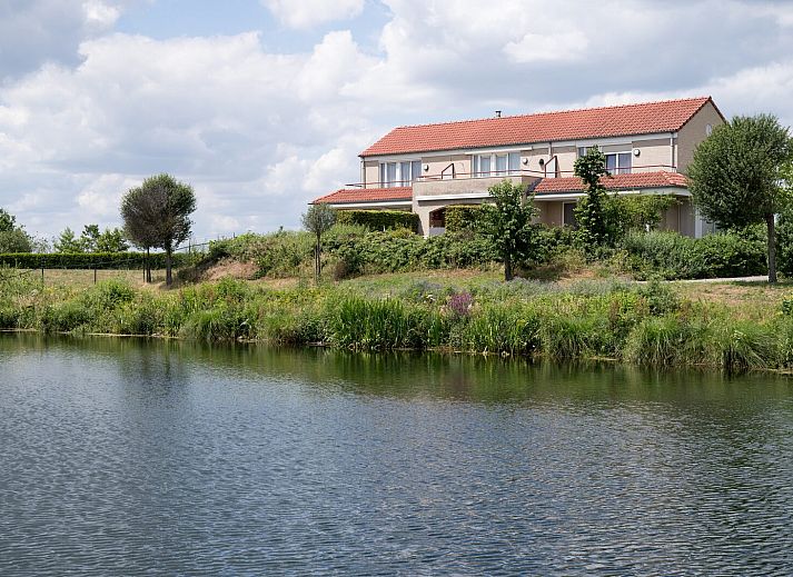 Geniessen Sie das Fruehstueck mit Blick auf den Jachthafen in Havenwoning, einem Ferienhaus in Heel, Mittellimburg.