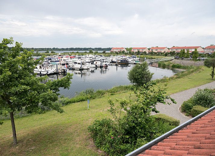 Geniessen Sie das Fruehstueck mit Blick auf den Jachthafen in Havenwoning, einem Ferienhaus in Heel, Mittellimburg.