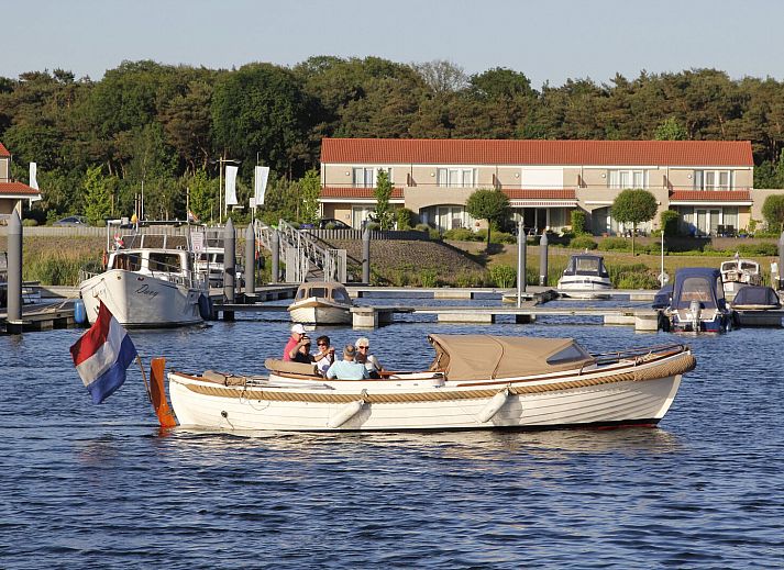 Geniessen Sie das Fruehstueck mit Blick auf den Jachthafen in Havenwoning, einem Ferienhaus in Heel, Mittellimburg.