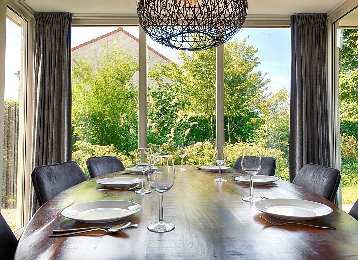 Geniet van het terras met prachtig uitzicht op het meer bij Waterwoning | 2-6 Pers in Heel, Limburg.