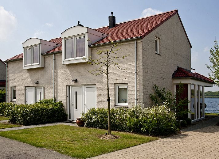 Moderne eetruimte in vakantiehuis Waterwoning | 2-6 Pers in Heel, Midden Limburg.