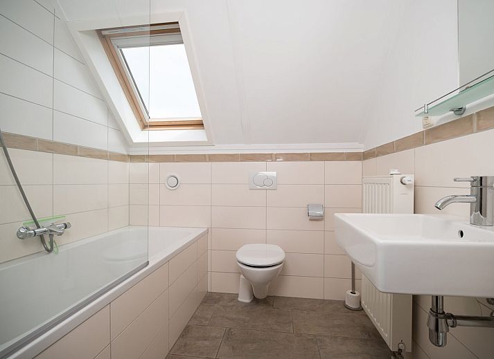 Ruime eetkamer in Tuinvilla | 2-6 Pers vakantiehuis in Heel, Limburg met veel natuurlijk licht en moderne inrichting.