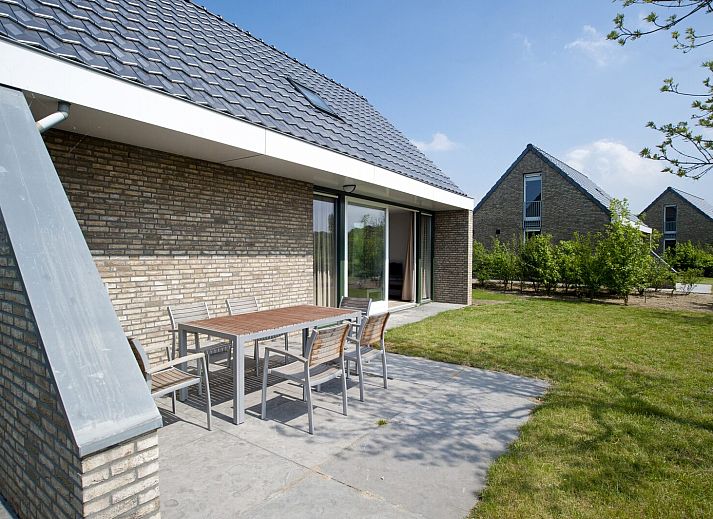 Ruime eetkamer in Tuinvilla | 2-6 Pers vakantiehuis in Heel, Limburg met veel natuurlijk licht en moderne inrichting.