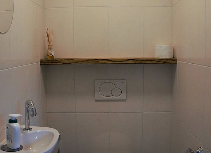 Vacation cottage in Roggel with spacious garden, perfect for a restful vacation in Central Limburg.