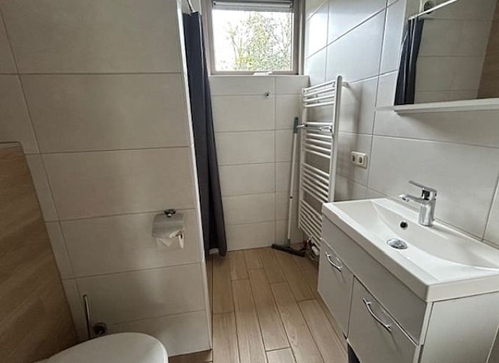 Modern kitchen and dining area in Holiday home in Stramproy, an attractive vacation home in Central Limburg, ideal for a relaxing stay.