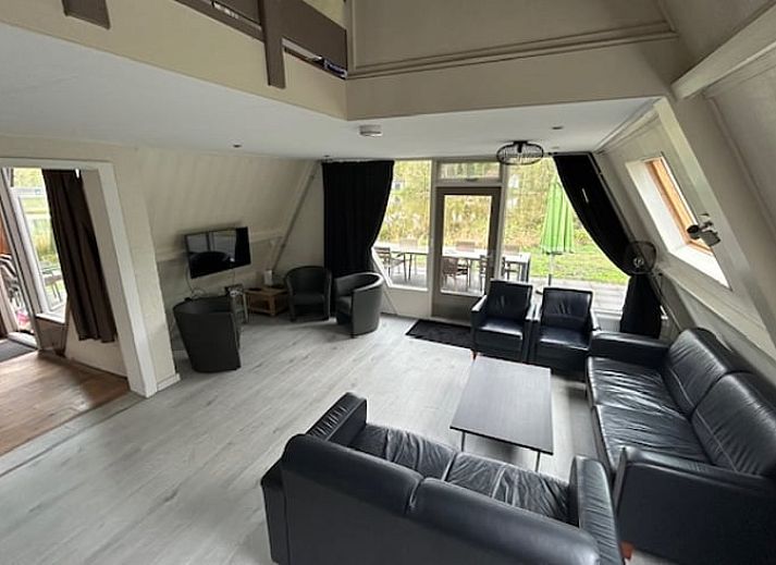 Modern kitchen and dining area in Holiday home in Stramproy, an attractive vacation home in Central Limburg, ideal for a relaxing stay.