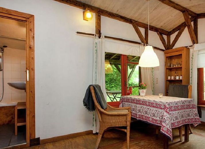 Geniet van de rust op de houten veranda van Huisje in Leudal, een sfeervol vakantiehuis in het groene Leudal, Midden Limburg.