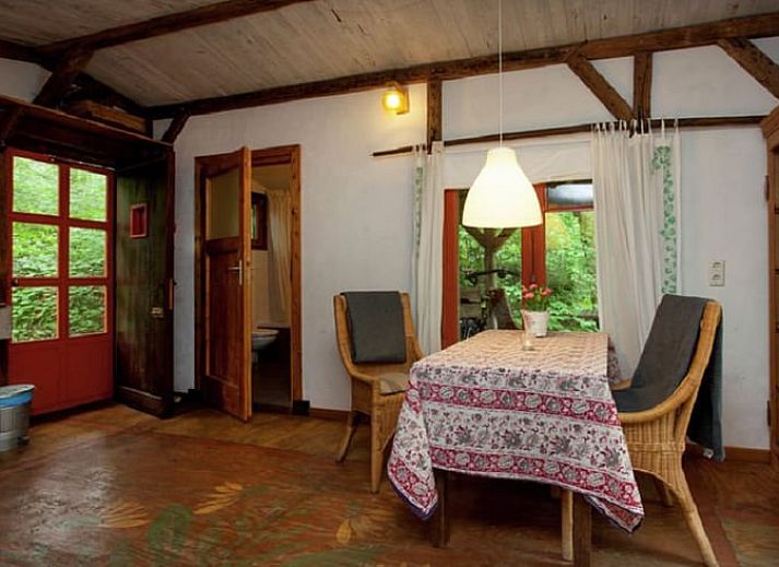 Geniet van de rust op de houten veranda van Huisje in Leudal, een sfeervol vakantiehuis in het groene Leudal, Midden Limburg.