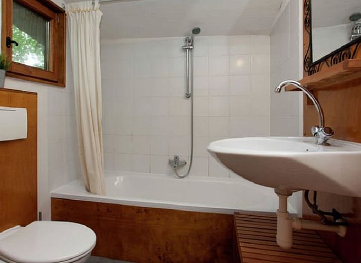 Geniet van de rust op de houten veranda van Huisje in Leudal, een sfeervol vakantiehuis in het groene Leudal, Midden Limburg.