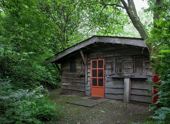 Geniet van de rust op de houten veranda van Huisje in Leudal, een sfeervol vakantiehuis in het groene Leudal, Midden Limburg.