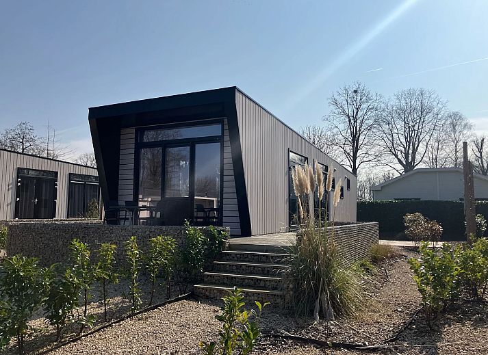 Freistehendes Haus in Susteren, ein modernes Ferienhaus in Mittel-Limburg mit einer sonnigen Terrasse und umgeben von Natur.
