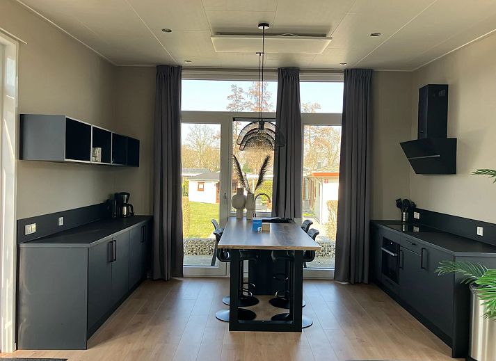 Freistehendes Haus in Susteren, ein modernes Ferienhaus in Mittel-Limburg mit einer sonnigen Terrasse und umgeben von Natur.