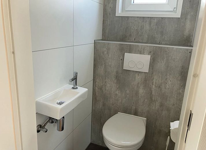 Stilvoll eingerichtetes Wohnzimmer eines freistehenden Hauses in Susteren, Ferienhaus im Herzen von Limburg mit Blick auf den Garten.