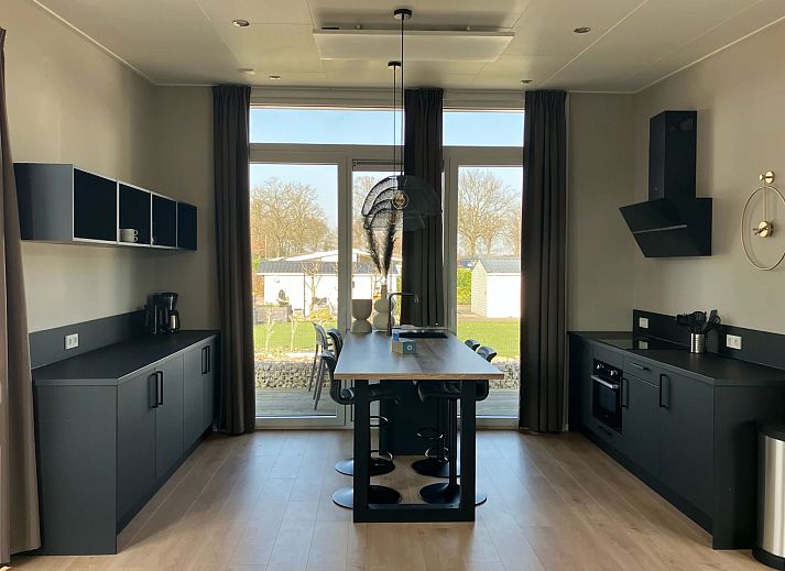 Stilvoll eingerichtetes Wohnzimmer eines freistehenden Hauses in Susteren, Ferienhaus im Herzen von Limburg mit Blick auf den Garten.