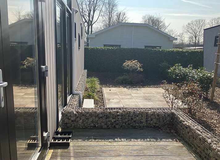 Stilvoll eingerichtetes Wohnzimmer eines freistehenden Hauses in Susteren, Ferienhaus im Herzen von Limburg mit Blick auf den Garten.