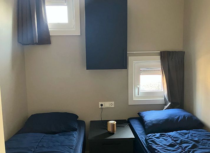 Stilvoll eingerichtetes Wohnzimmer eines freistehenden Hauses in Susteren, Ferienhaus im Herzen von Limburg mit Blick auf den Garten.