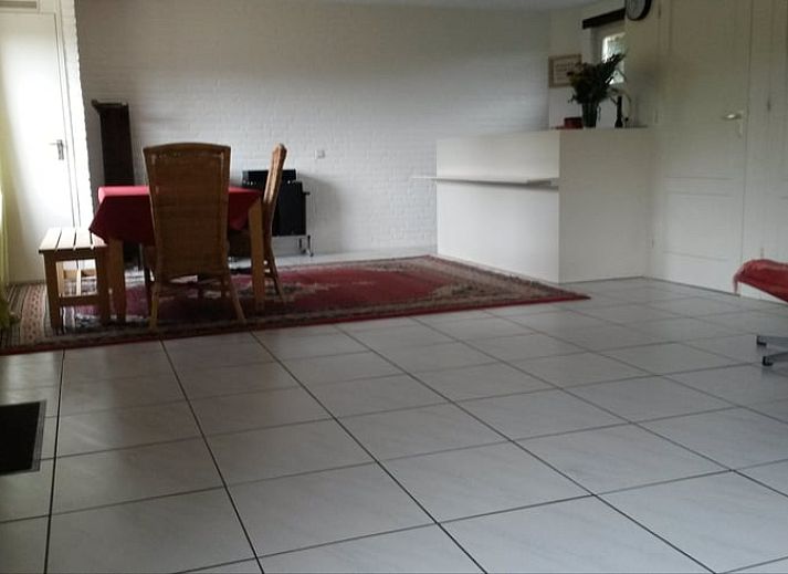 Gemuetliche Essecke im Ferienhaus in Susteren, Limburg mit Blick auf die gruene Umgebung.