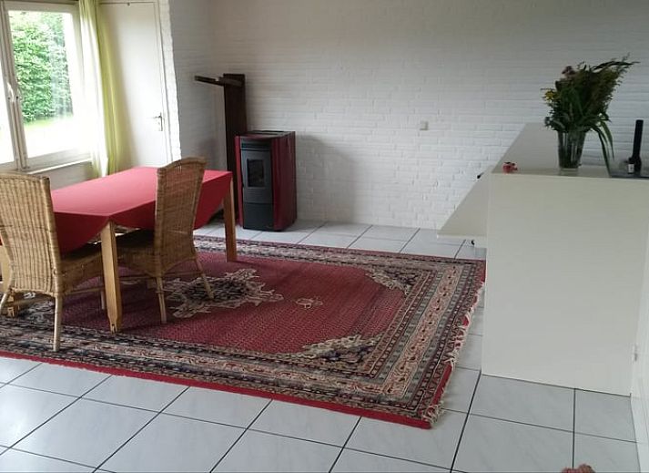 Gemuetliche Essecke im Ferienhaus in Susteren, Limburg mit Blick auf die gruene Umgebung.