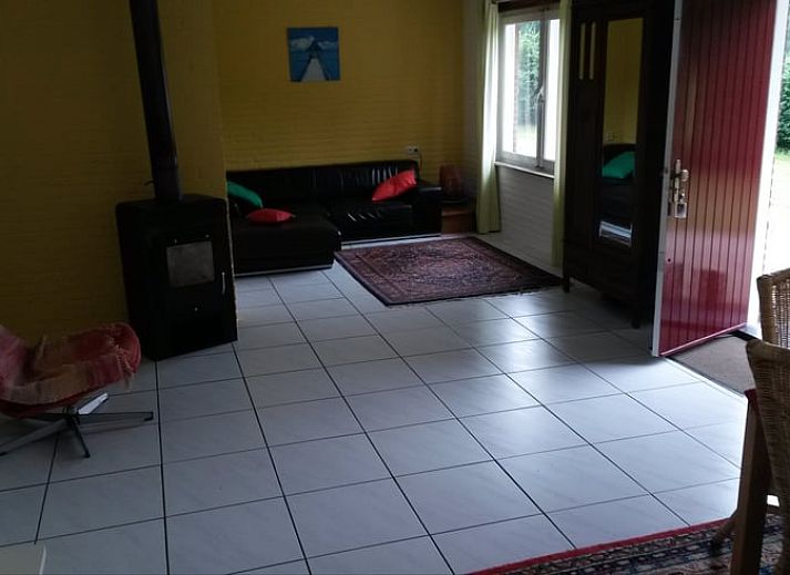 Gemuetliche Essecke im Ferienhaus in Susteren, Limburg mit Blick auf die gruene Umgebung.