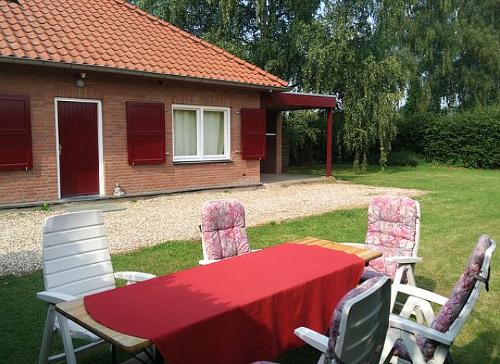 Stilvolles Interieur des Ferienhauses in Susteren, Limburg mit gemuetlicher Essecke.