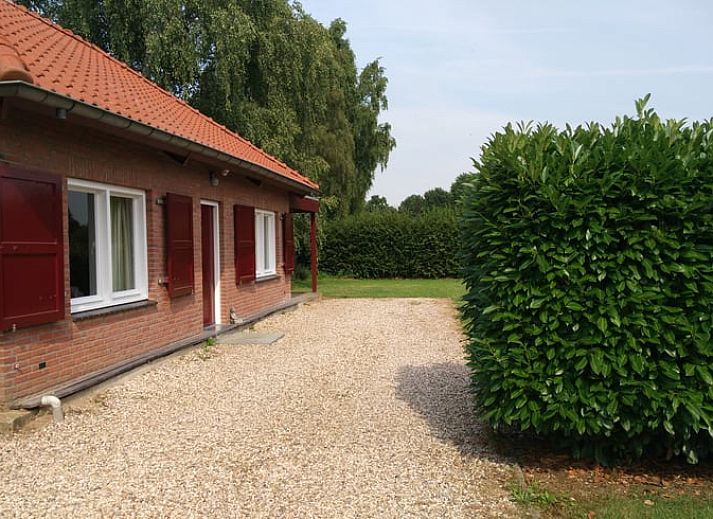 Helles und geraeumiges Esszimmer im Ferienhaus in Susteren, Limburg, ideal fuer Familienessen.
