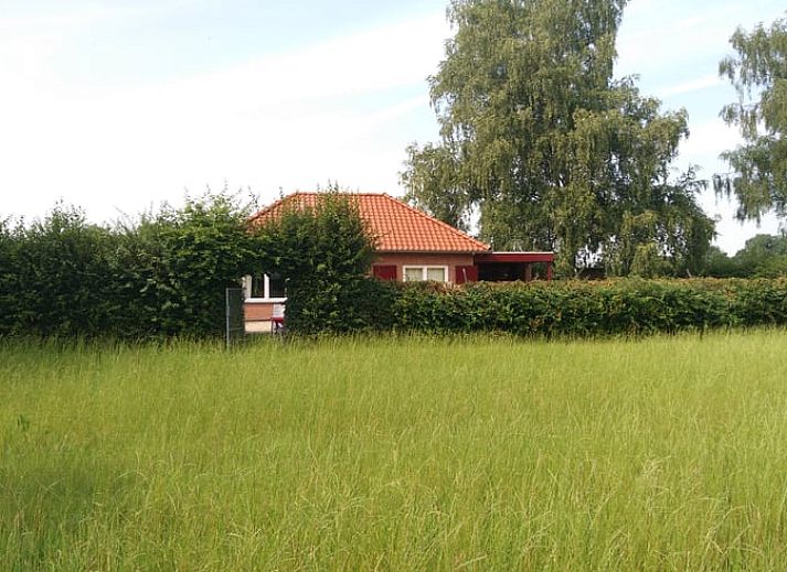 Helles und geraeumiges Esszimmer im Ferienhaus in Susteren, Limburg, ideal fuer Familienessen.