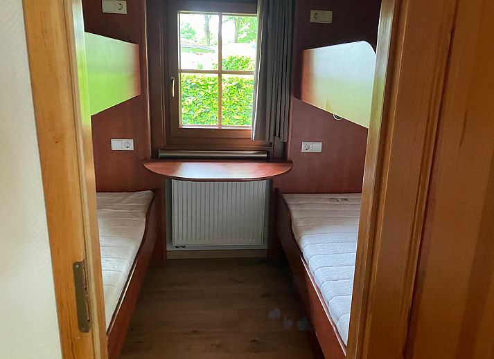 Gemtliches Wohnzimmer des freistehenden Hauses in Susteren, Ferienhaus in Mittel-Limburg, mit grozgiger Sitzecke und Blick auf den Garten.