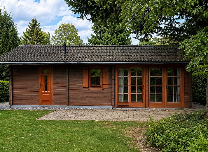 Gemtliches Wohnzimmer des freistehenden Hauses in Susteren, Ferienhaus in Mittel-Limburg, mit grozgiger Sitzecke und Blick auf den Garten.