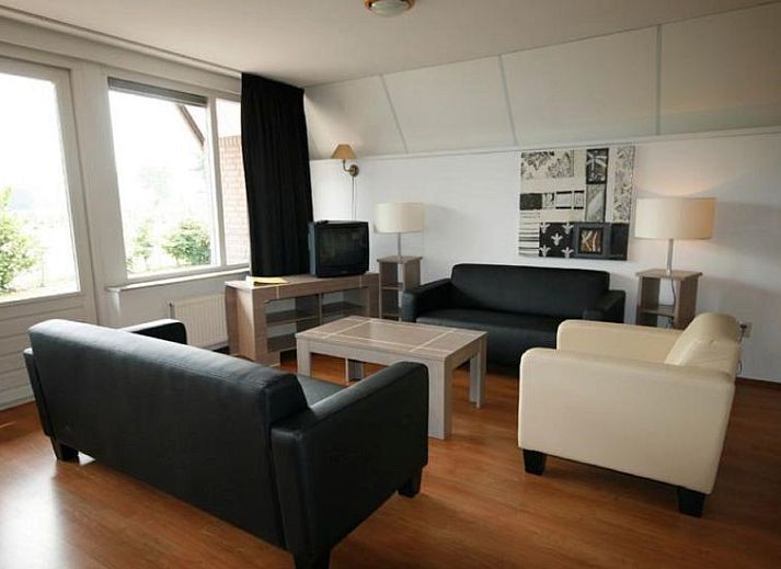 Gezellige woonkamer van Vakantiehuis Aldenborgh 6 in Susteren, Limburg.