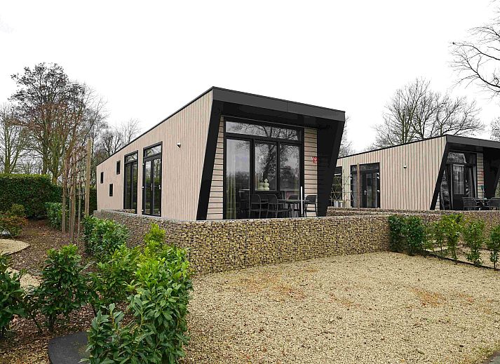 Stijlvolle woonkamer in de Vrijstaande woning in Susteren, Limburg, met modern interieur en uitzicht op de natuur.