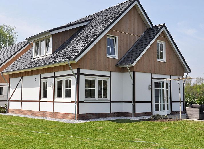 Vakantiehuis Daelenbroeck 10 in Susteren, Limburg met moderne architectuur en ruime tuin voor een ontspannen verblijf.