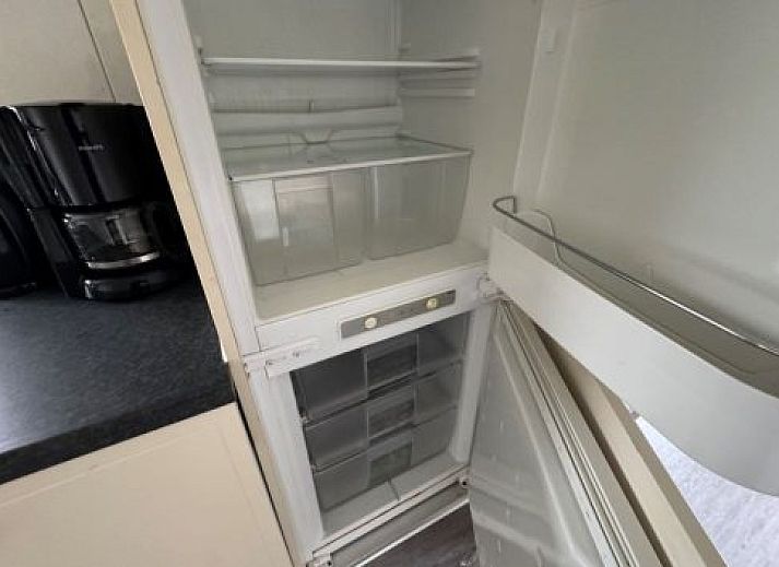 Gezellige woonkamer van Vrijstaande woning in Susteren, Midden Limburg, met uitzicht op de tuin en modern interieur voor een ontspannen verblijf.