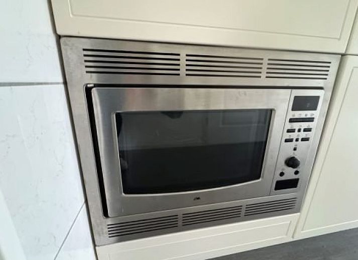 Gezellige woonkamer van Vrijstaande woning in Susteren, Midden Limburg, met uitzicht op de tuin en modern interieur voor een ontspannen verblijf.