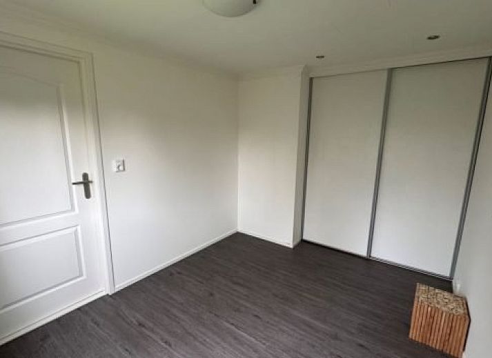 Gezellige woonkamer van Vrijstaande woning in Susteren, Midden Limburg, met uitzicht op de tuin en modern interieur voor een ontspannen verblijf.