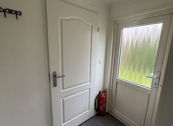 Gezellige woonkamer in de Vrijstaande woning in Susteren, Limburg. Comfortabele zithoek en eetgedeelte met uitzicht op de tuin.