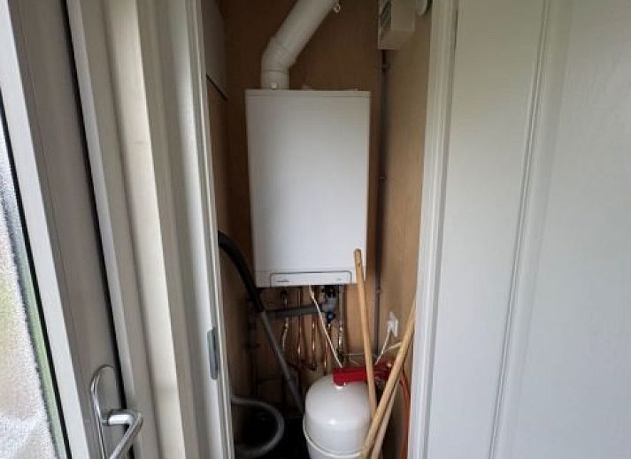 Gezellige woonkamer in de Vrijstaande woning in Susteren, Limburg. Comfortabele zithoek en eetgedeelte met uitzicht op de tuin.