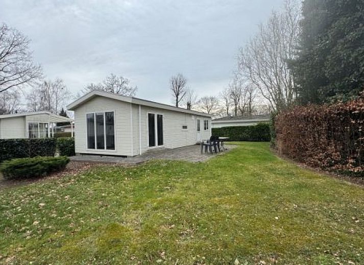 Moderne binnenruimte van de Vrijstaande woning in Susteren, gelegen in Midden Limburg. Gezellige eetkamer met keuken in vakantiehuis.