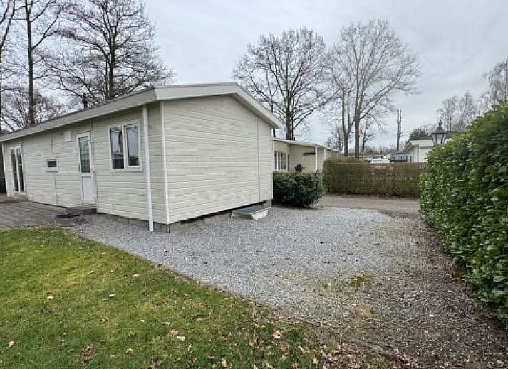 Moderne binnenruimte van de Vrijstaande woning in Susteren, gelegen in Midden Limburg. Gezellige eetkamer met keuken in vakantiehuis.