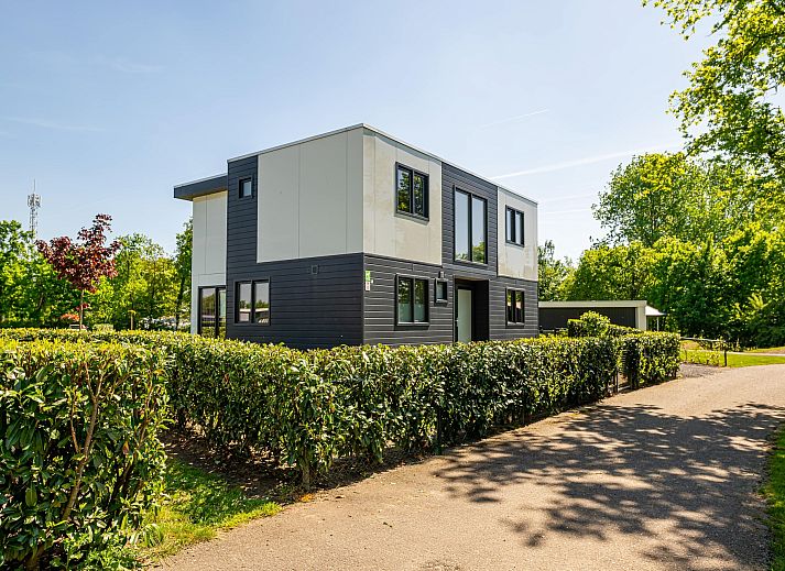 Detached house in Susteren, cottage overlooking pond in Central Limburg, Limburg.