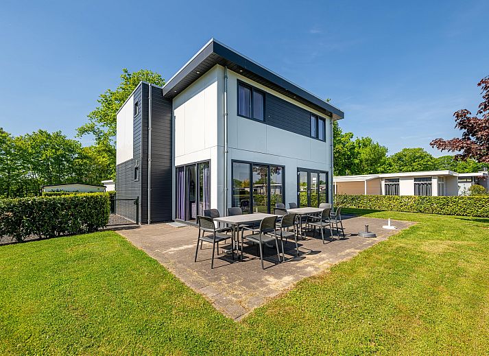 Detached house in Susteren, cottage overlooking pond in Central Limburg, Limburg.