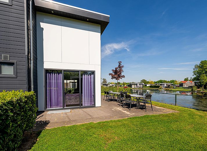Detached house in Susteren, cottage overlooking pond in Central Limburg, Limburg.